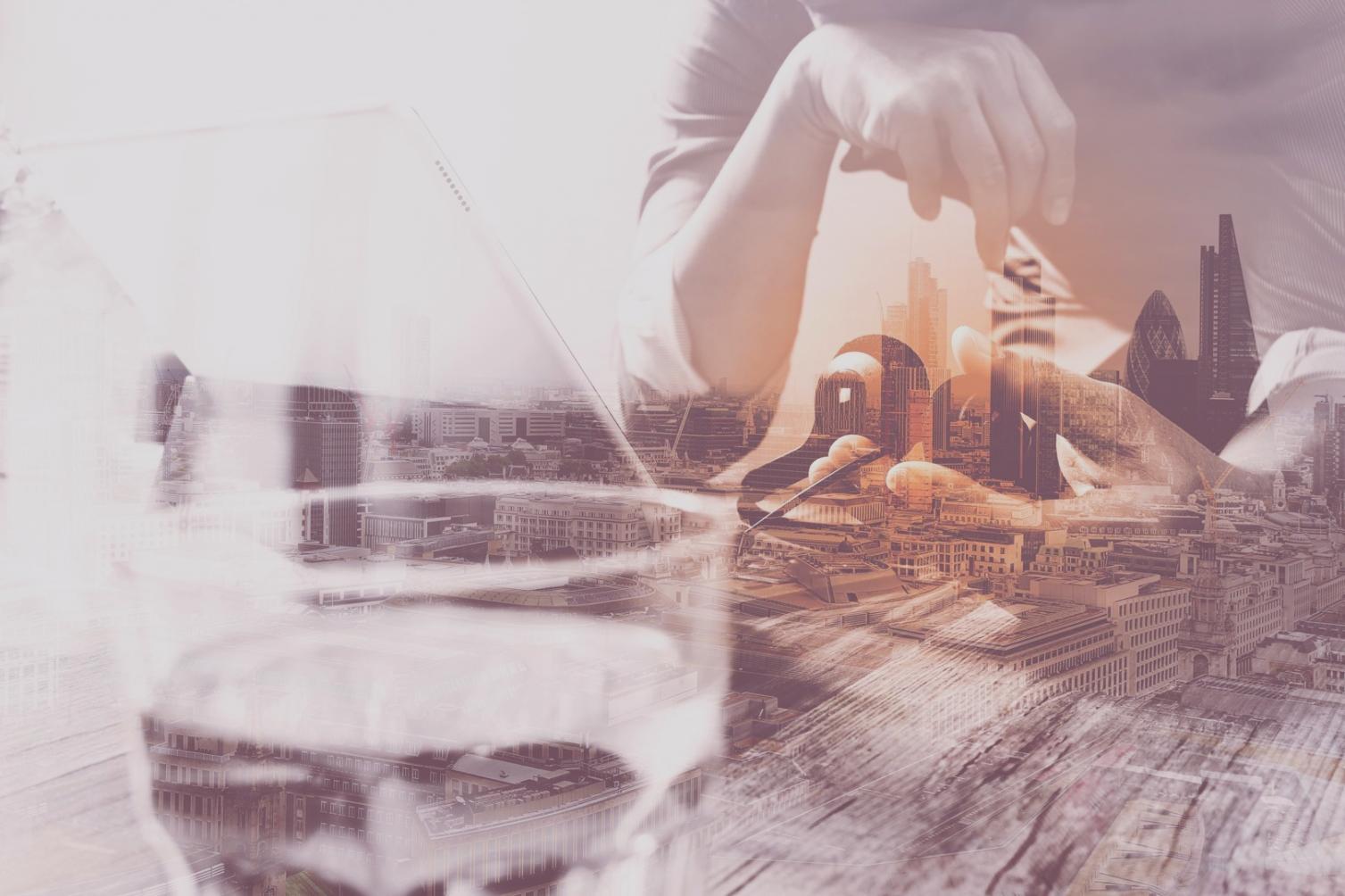 Content-Strategie Workshop Setup mit Dokumenten und Planungsmaterialien